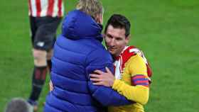 Messi y Koeman abrazándose tras ganas en San Mamés / FC BARCELONA