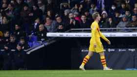 De Jong abandonando el campo contra el Espanyol / EFE