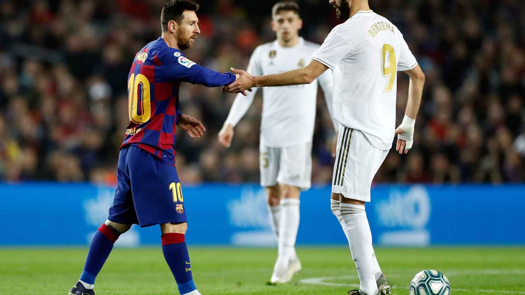 Leo Messi y Karim Benzema en el clásico del partido de ida / EFE