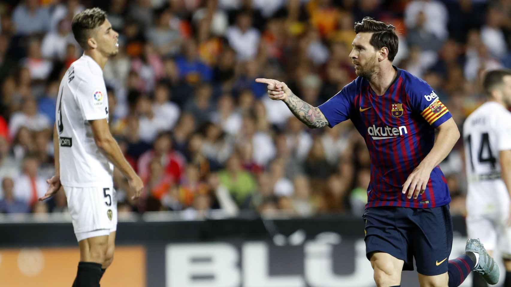 Leo Messi celebrando un gol al Valencia la pasada temporada / EFE