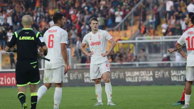 De Ligt tras cometer el penalti contra el Lecce / EFE