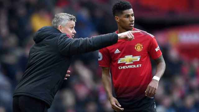 Una foto de Solskjaer dando instrucciones a Marcus Rashford / Twitter