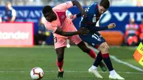 Samuel Umtiti luchando un balón en el Huesca-Barça / EFE