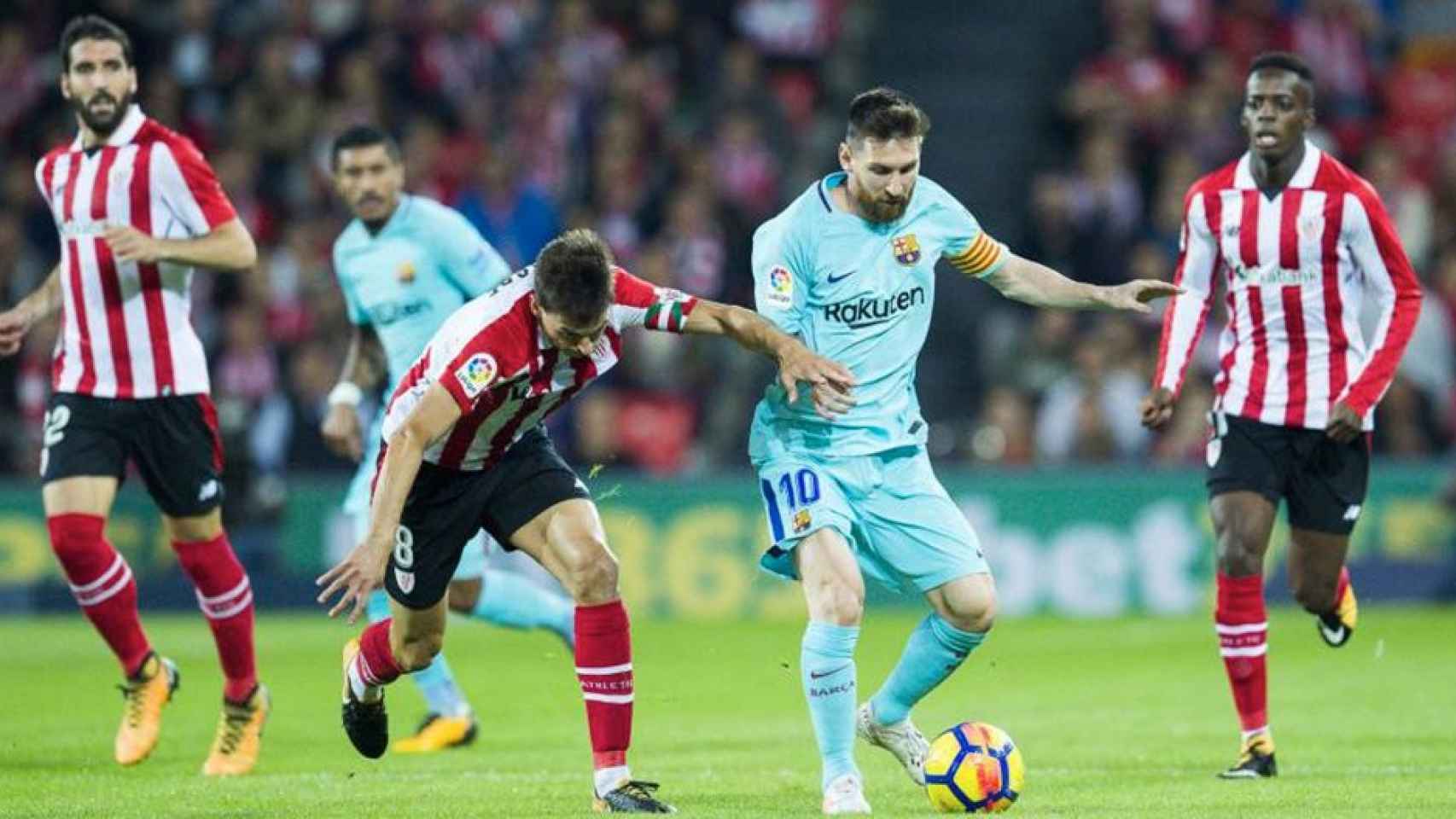 Leo Messi disputando el balón en San Mamés en una imagen de archivo / EFE