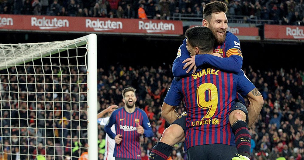 Messi y Luis Suárez celebran un gol del Barça ante el Sevilla en la Copa del Rey 2018-19 / EFE