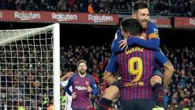 Messi y Luis Suárez celebran un gol del Barça ante el Sevilla en la Copa del Rey 2018-19 / EFE
