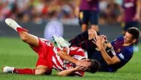 Lenglet y Pere Pons se duelen tras impactar en un lance del Barça-Girona que fue analizado por el VAR / EFE