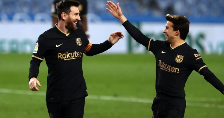 Leo Messi y Riqui Puig celebran en Anoeta el sexto gol del Barça / FCB