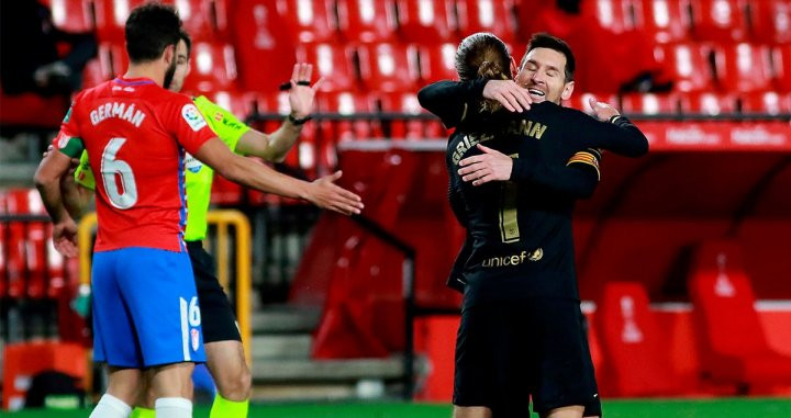 Messi y Griezmann se abrazan tras marcar ante el Granada / EFE