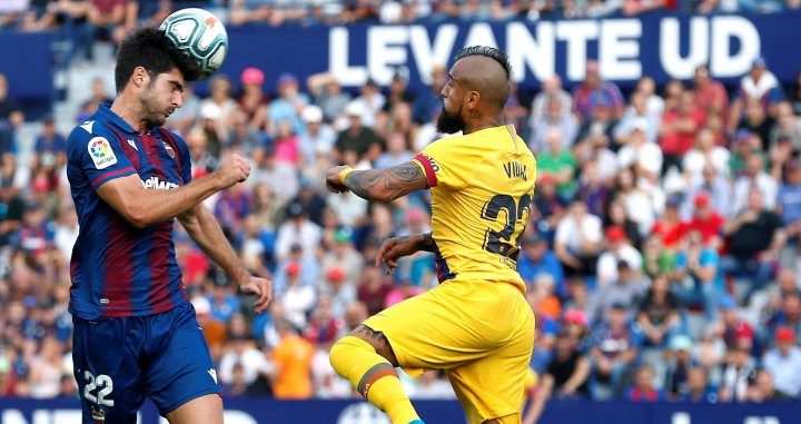 Arturo Vidal en un lance del Levante-Barça / EFE