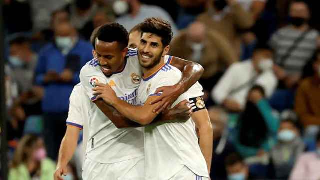 El abrazo de los jugadores con Asensio tras su gol en el Madrid-Mallorca / EFE