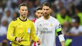Sergio Ramos, protestando a un colegiado en un partido de Champions | EFE