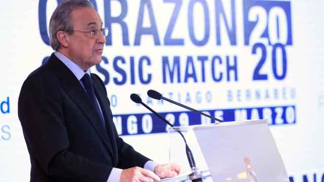 Florentino Pérez, presidente del Real Madrid, ofrece una conferencia solidaria antes del clásico / EFE