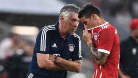 Ancelotti dando órdenes a James Rodríguez en el Bayern / EFE