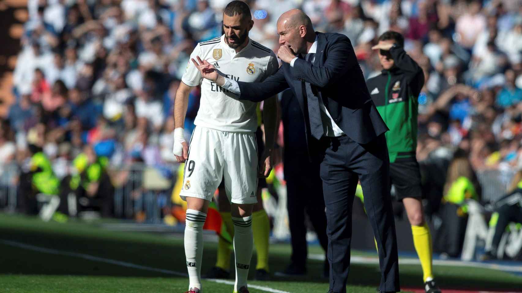 Zidane habla con Benzema durante el encuentro frente al Celta EFE