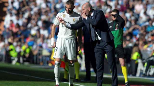 Zidane habla con Benzema durante el encuentro frente al Celta EFE