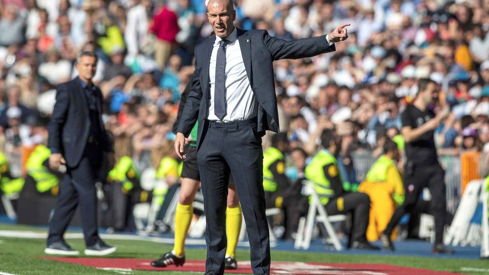 Zinedine Zidane en el primer partido de su segunda etapa como entrenador del Real Madrid / EFE