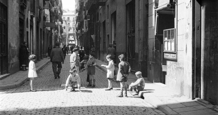 Niños jugando en la calle, 1932 / MARGARET MICHAELIS