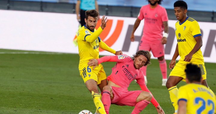 Luka Modric intenta superar a un defensa del Cádiz | EFE