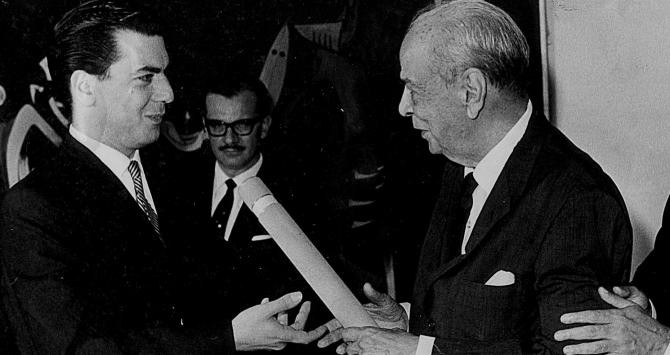 Mario Vargas Llosa recibe en 1967 el Premio Romulo Gallegos de la mano del escritor venezolano que da nombre a este galardón / EFE