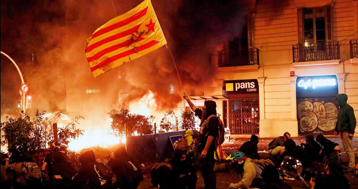 Disturbios contra la sentencia del 1-O en la plaza Urquinaona de Barcelona el 18 de octubre de 2019. CDR / EFE
