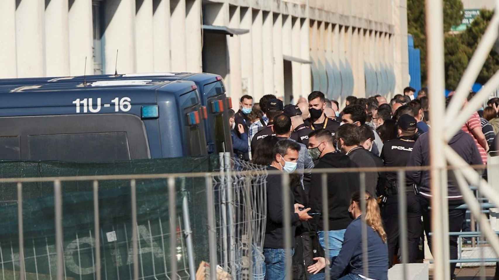 Agentes de la Guardia Civil y de la Policía Nacional en Cataluña hacen cola para recibir la vacuna / EFE