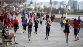 Gente corriendo en el paseo marítimo de Barcelona / EFE