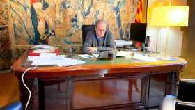 Quim Torra, presidente catalán, en una foto en su despacho durante el encierro por la pandemia del SARS-CoV-2 / EFE
