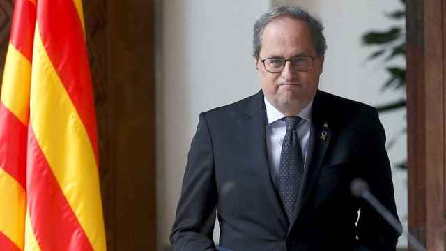 El presidente de la Generalitat, Quim Torra, con la declaración institucional en el Palau de la Generalitat / EFE