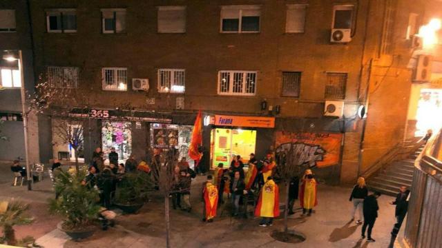 Un grupo de españolistas concentrados en Sagrera para ir a visitar a los CDR de Fabra i Puig / TWITTER