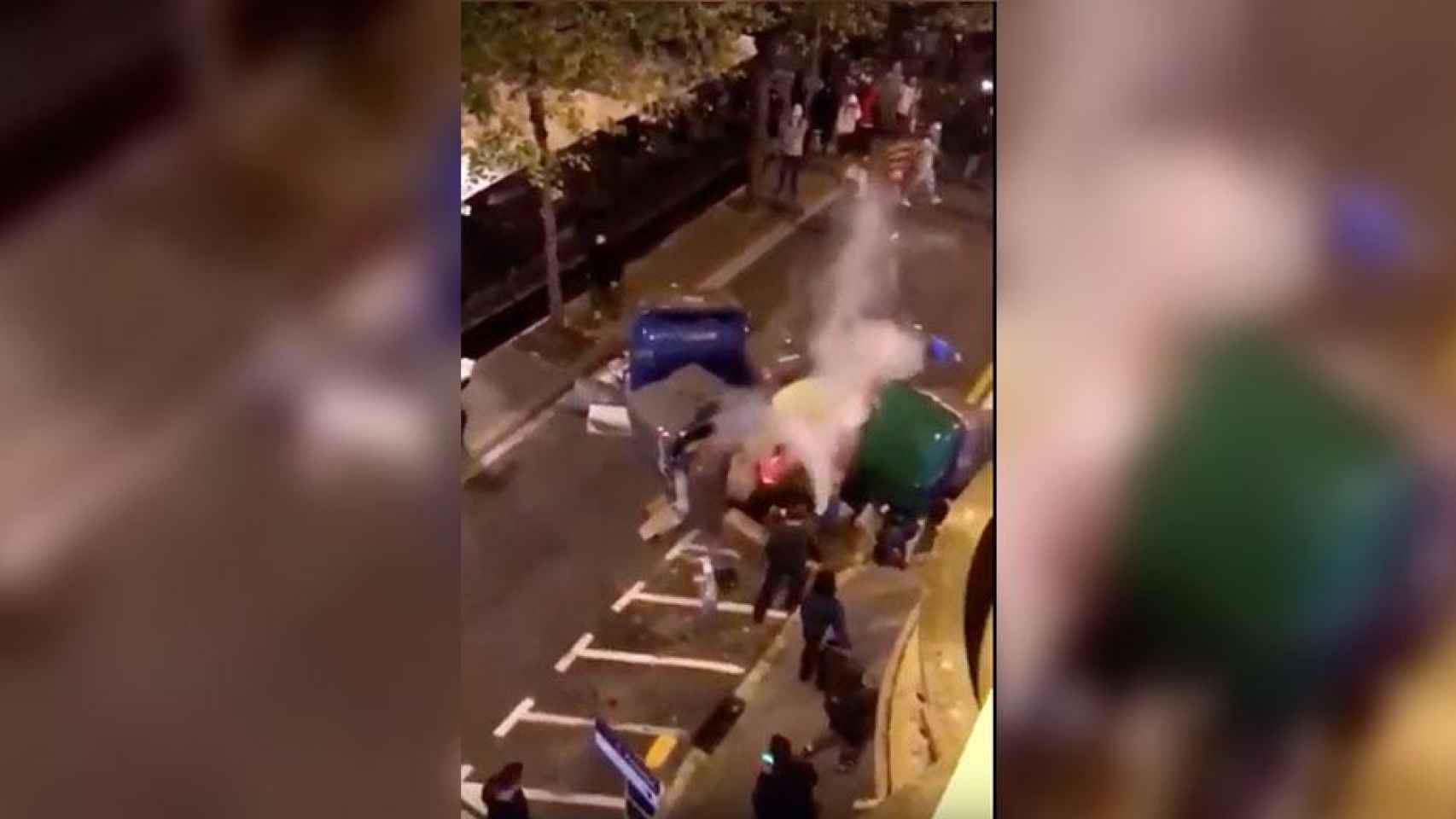 Momento del ataque a un hombre que intenta apagar una Barricada en Barcelona / TWITTER