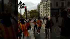 Agresión a una chica en Barcelona por llevar una bandera de España / TWITTER