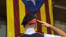 Imagen de un 'mosso' saludando la estelada, una bandera no oficial en Cataluña / TWITTER