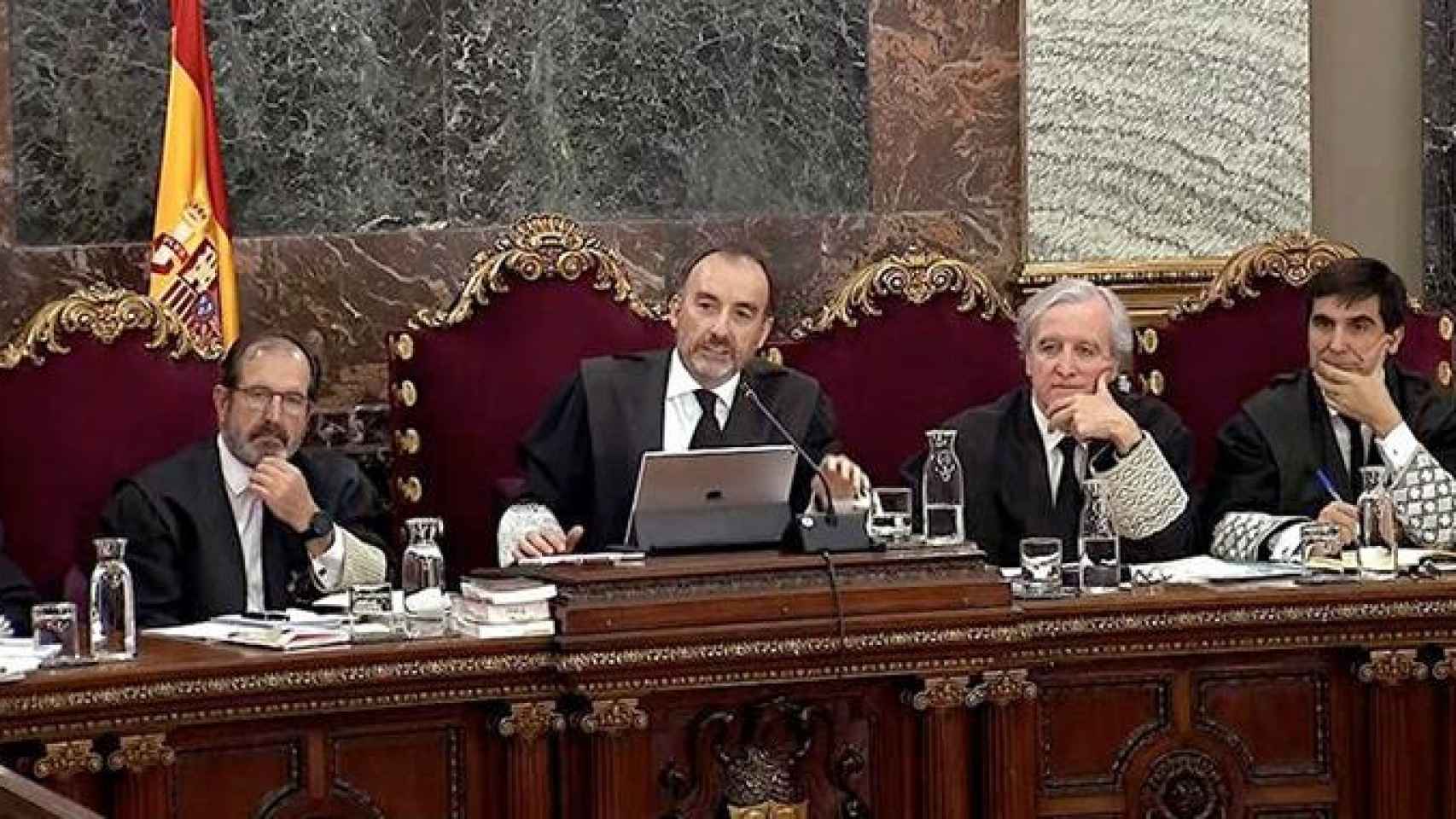 Captura de la señal institucional del Tribunal Supremo, del presidente del tribunal del 'procés', Manuel Marchena (2i)