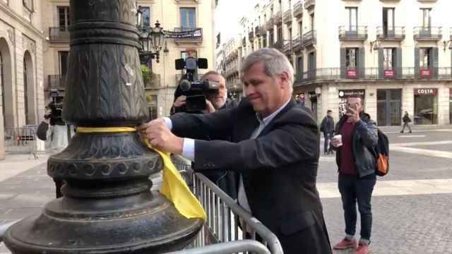 Captura del vídeo donde Alberto Fernández Díaz corta lazos amarillos del ayuntamiento de Barcelona / PP BARCELONA