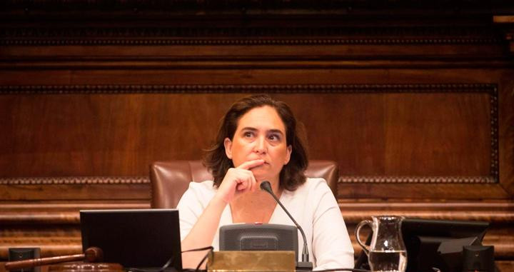 Ada Colau, alcaldesa de Barcelona, durante un pleno municipal / EFE