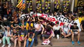 Centenares de activistas de los Comités de Defensa de la República (CDR) se manifiestan en la Bolsa de Barcelona / EFE