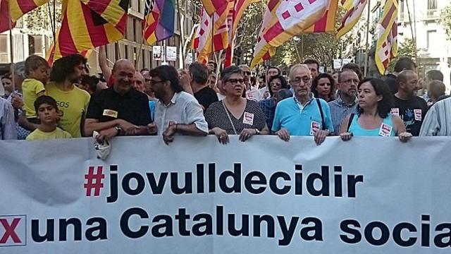 Los secretarios generales de CCOO de Cataluña, Joan Carles Gallego, y UGT de Cataluña, Camil Ros, durante la ofrenda floral al monumento de Rafael Casanova