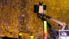 Los operarios del Ayuntamiento de Tarragona retiran los lazos amarillos de la muralla de la ciudad / TWITTER