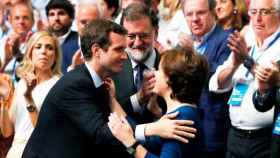 Pablo Casado, nuevo presidente del PP, felicitando a Soraya Sánez (i), su rival, ante la mirada de Mariano Rajoy / EFE