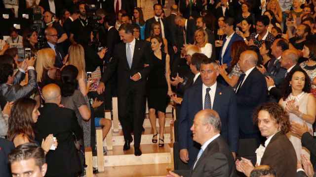 Los Reyes bajan la escalera del auditorio de Girona en la edición de los premios Princesa de Girona de 2016 / EFE