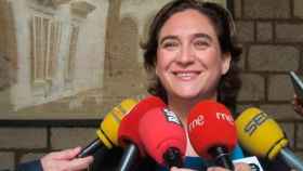 Ada Colau, alcaldesa de Barcelona, sonríe en una rueda de prensa / EP