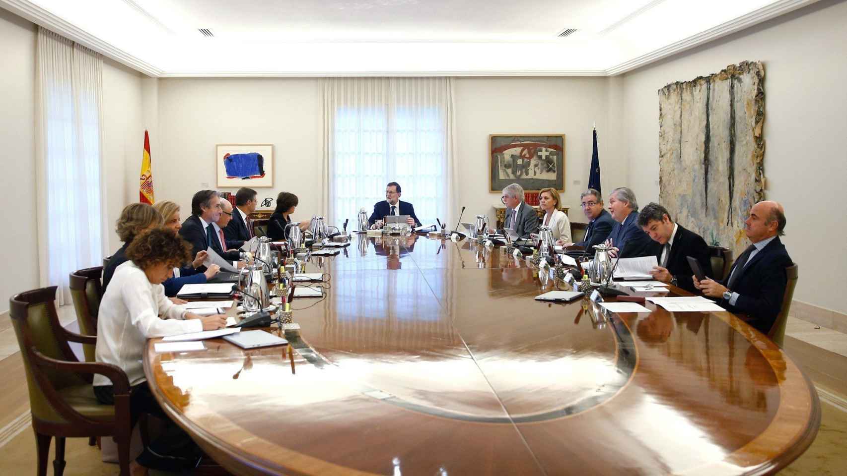 Vista general de la reunión extraordinaria del Consejo de Ministros que estudia las medidas de respuesta del Estado a la declaración y posterior suspensión temporal de independencia de Cataluña / EFE