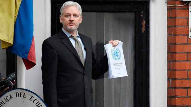 Imagen de archivo del fundador de Wikileaks, Julian Assange, en el balcón de la embajada de Ecuador en Londres / EFE