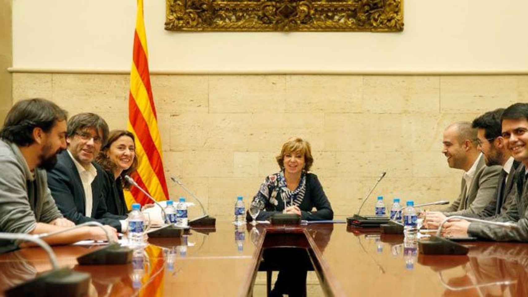 Meritxell Borràs, consejera de Governación, en una reunión con el president Carles Puigdemont (d) / EFE