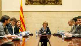Meritxell Borràs, consejera de Governación, en una reunión con el president Carles Puigdemont (d) / EFE