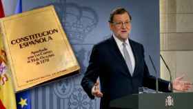El líder del PP, Mariano Rajoy, y un ejemplar de la Constitución de 1978.