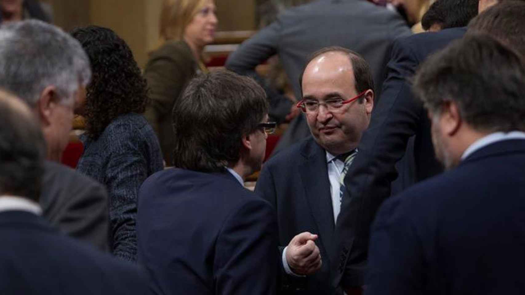 Miquel Iceta (centro), líder del PSC, habla con el presidente de la Generalitat, Carles Puigdemont, al inicio de la sesión plenaria.