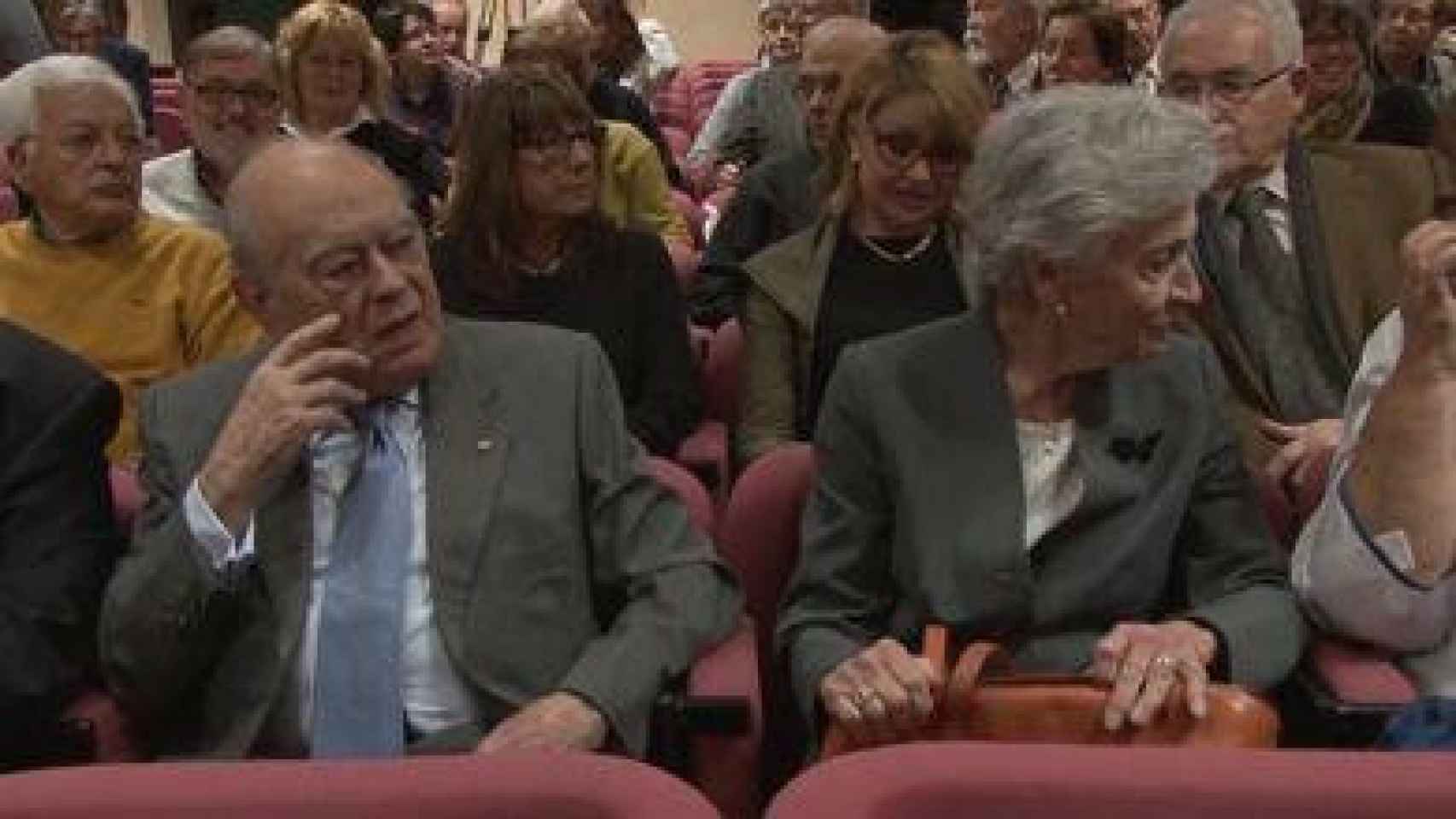 El ex presidente de la Generalidad y fundador de CDC y CiU, Jordi Pujol, y su mujer, Marta Ferrsuola. Foto de TV3.