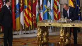 Juan Carlos I firma su abdicación en presencia del presidente del Gobierno, Mariano Rajoy